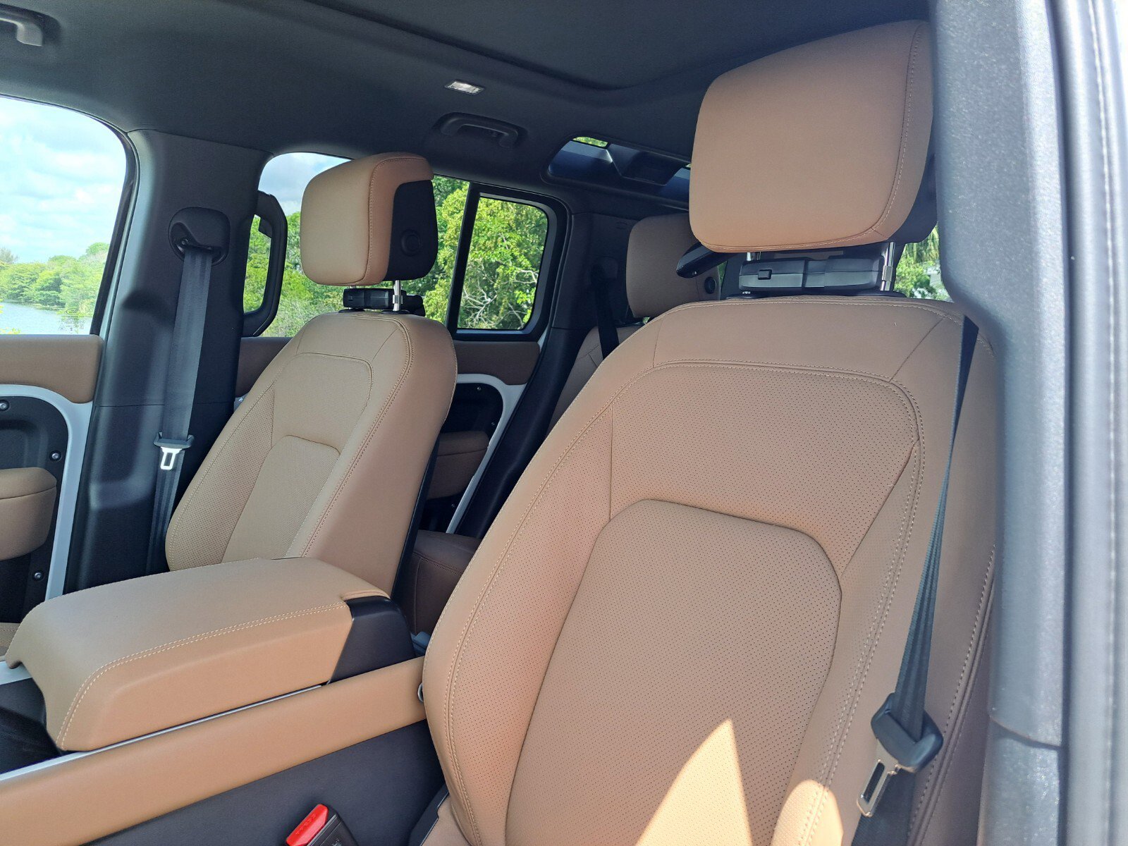 2025 Land Rover Defender 110 X-Dynamic SE photo 7