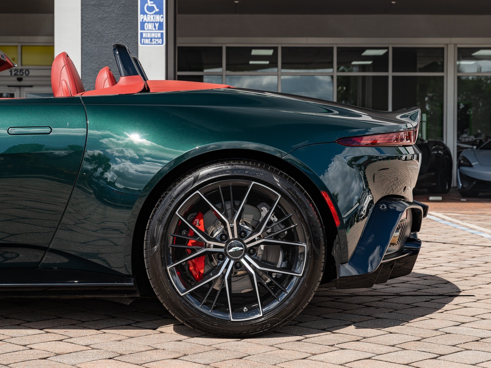 2021 Aston Martin Vantage photo 25