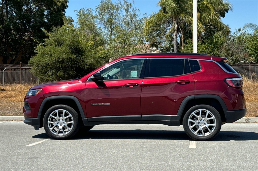 2022 Jeep Compass Latitude Lux photo 7