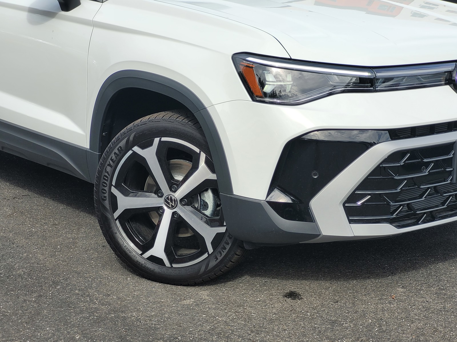 2025 Volkswagen Taos SEL photo 2