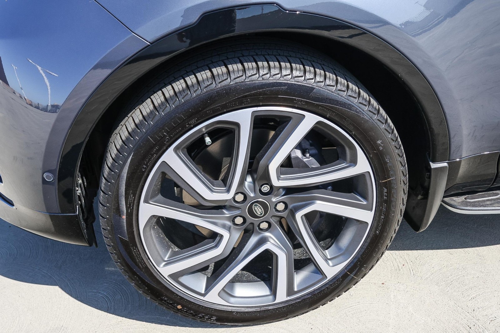 2025 Land Rover Discovery SE photo 9