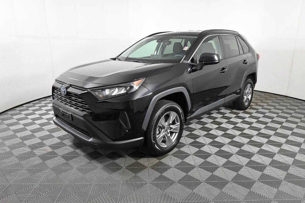 2022 Toyota RAV4 LE's photo