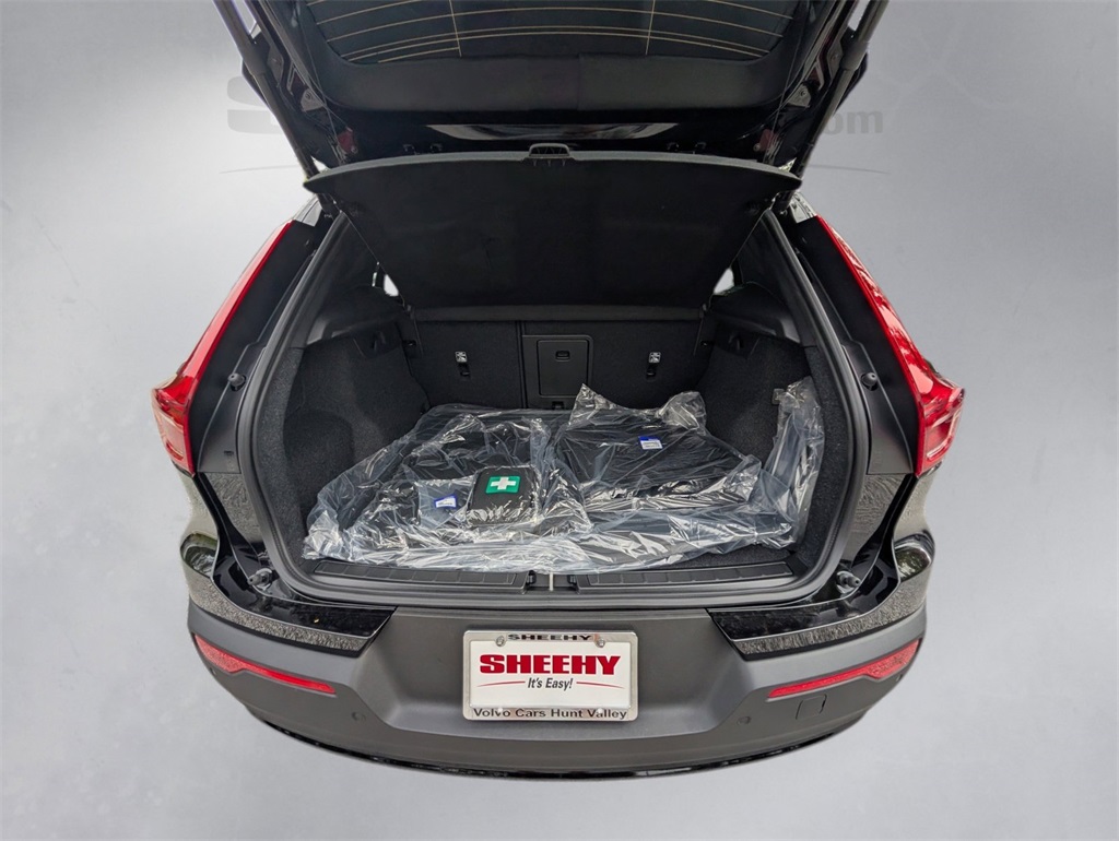 2026 Volvo XC40 AWD photo 2