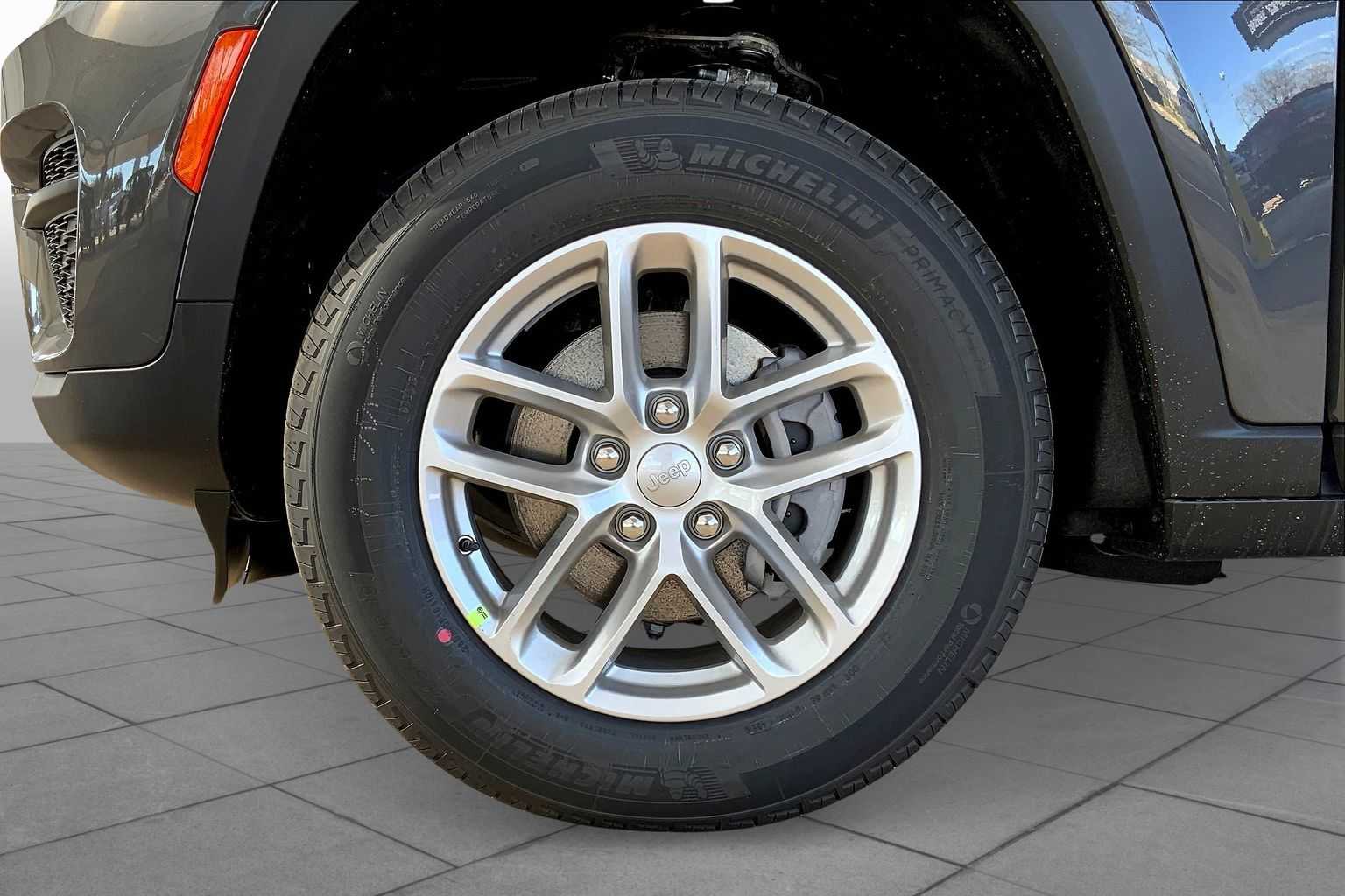 2025 Jeep Grand Cherokee Laredo X photo 12