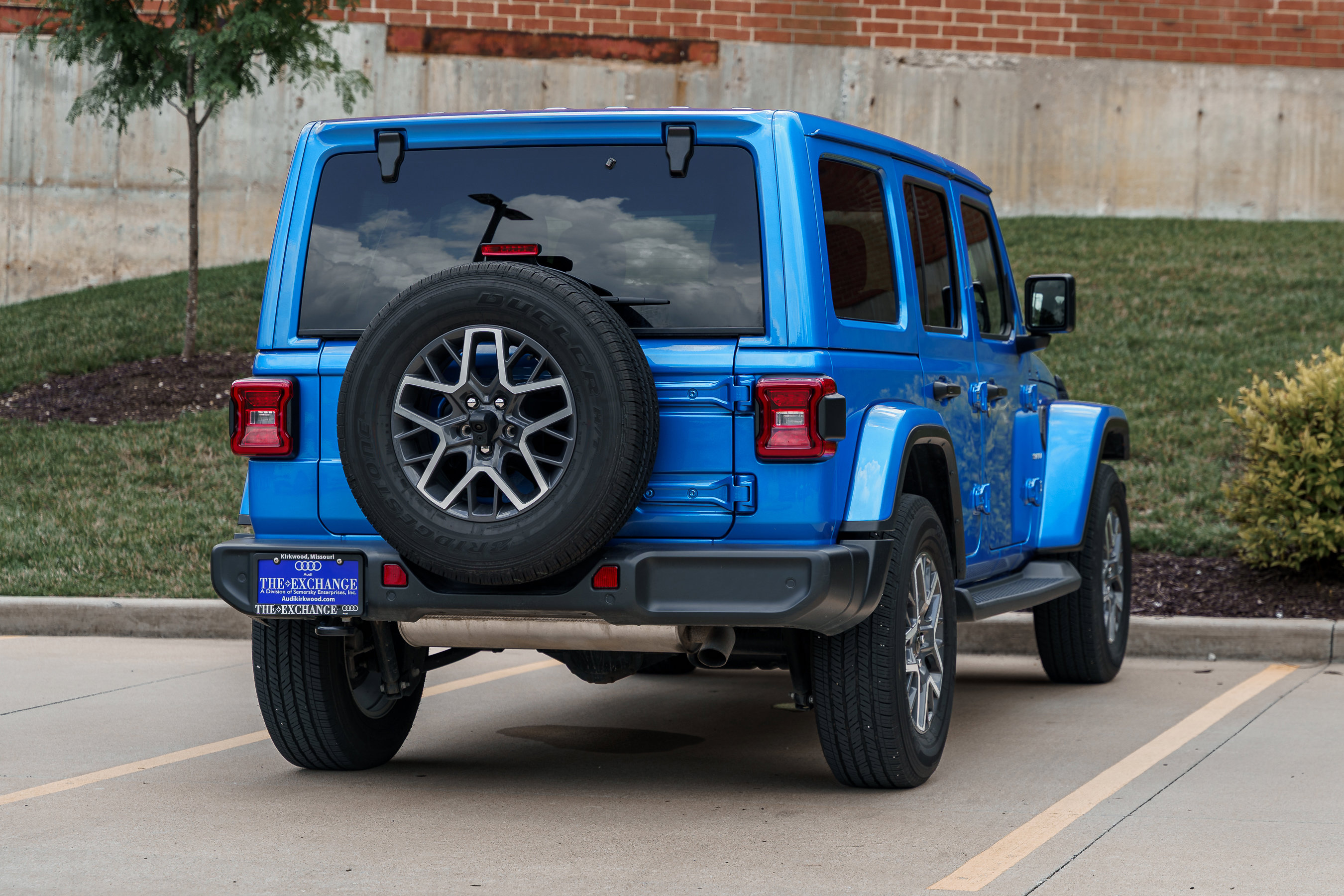 2024 Jeep Wrangler Sahara photo 2