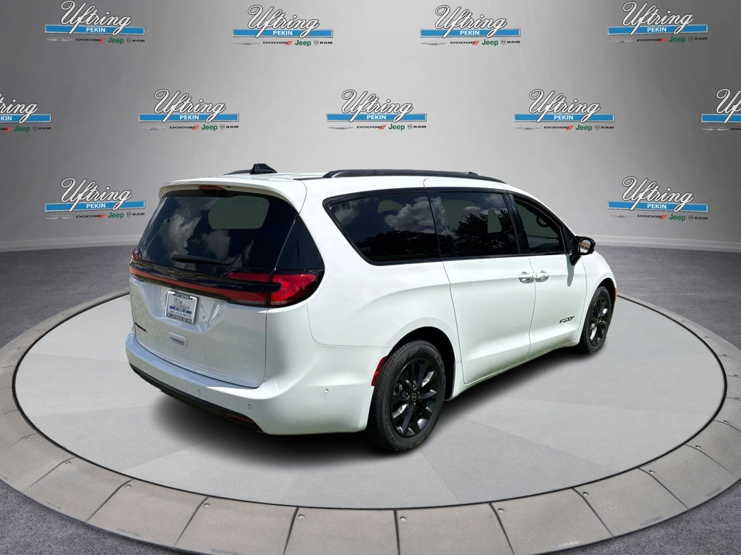 2025 Chrysler Pacifica photo 2