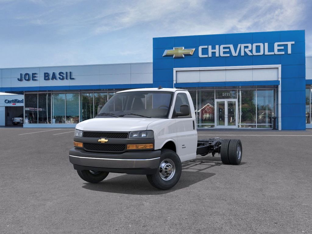 2025 Chevrolet Express Cutaway Base photo 7
