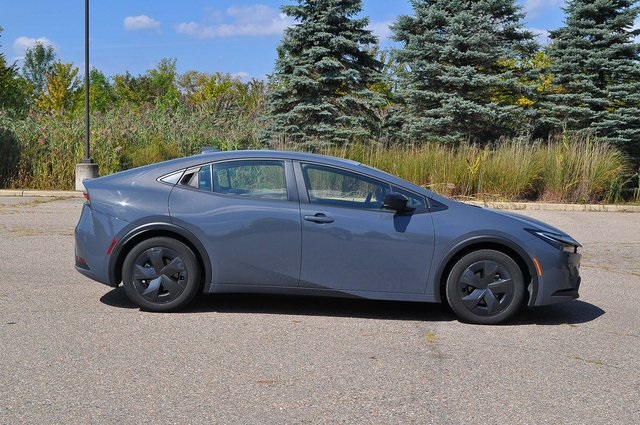 2024 Toyota Prius LE photo 2