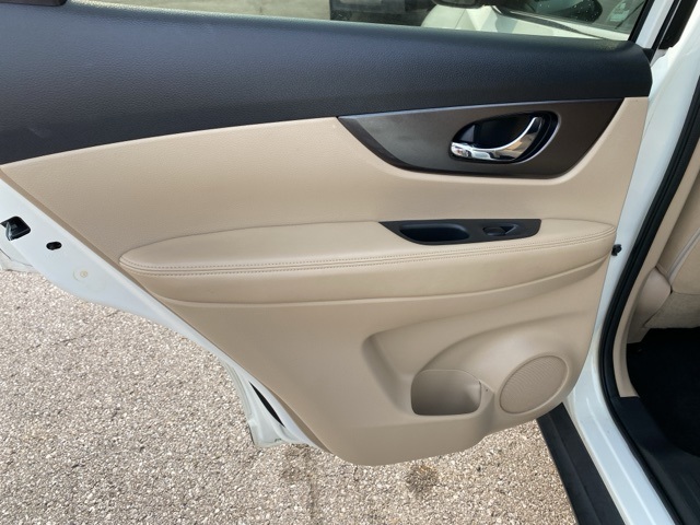 2016 Nissan Rogue SV photo 19