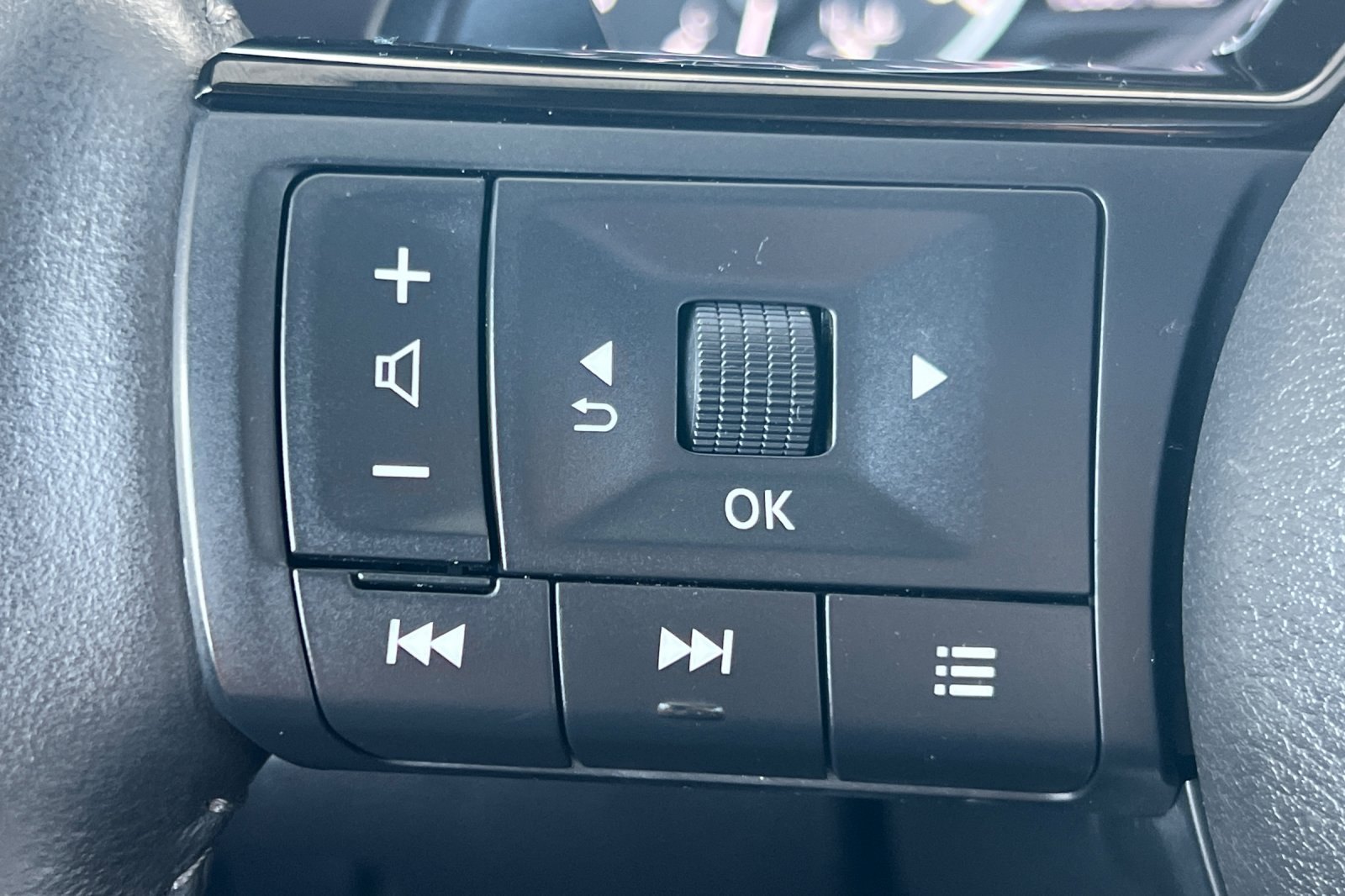 2023 Nissan Rogue SV photo 25