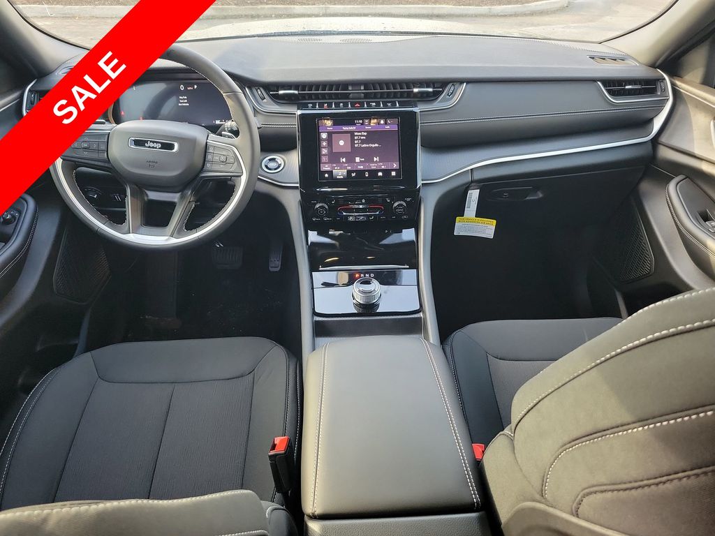2025 Jeep Grand Cherokee Laredo Altitude photo 23