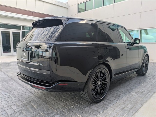 2025 Land Rover Range Rover SE photo 4