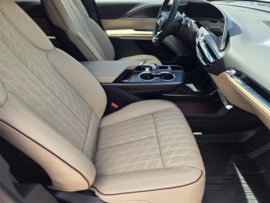 2025 Cadillac Lyriq Luxury photo 12