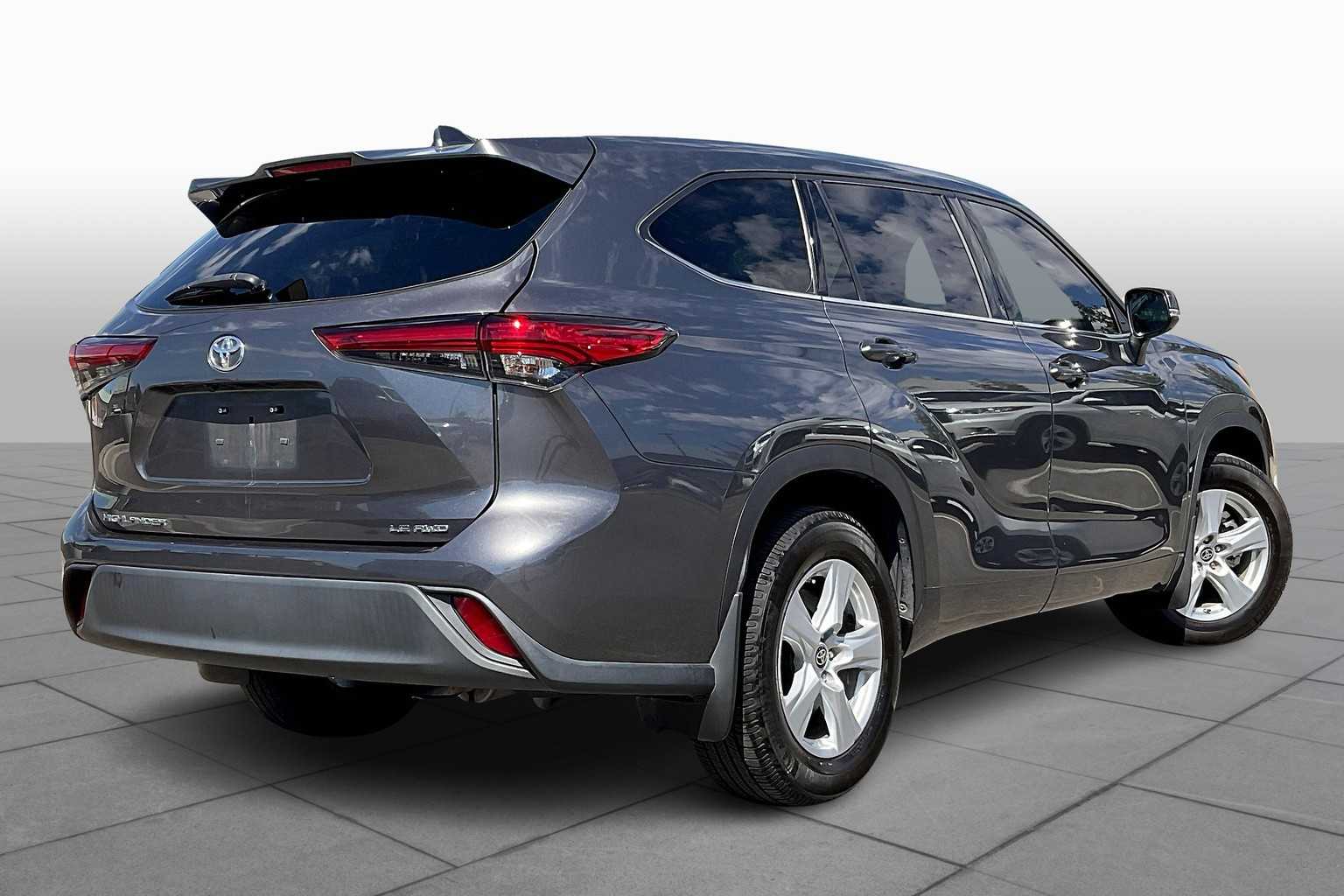 2020 Toyota Highlander LE photo 12