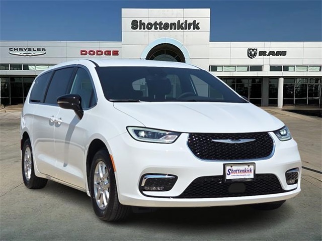 2026 Chrysler Pacifica Select's photo