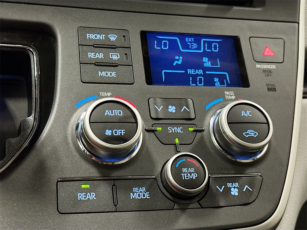 2020 Toyota Sienna XLE photo 31