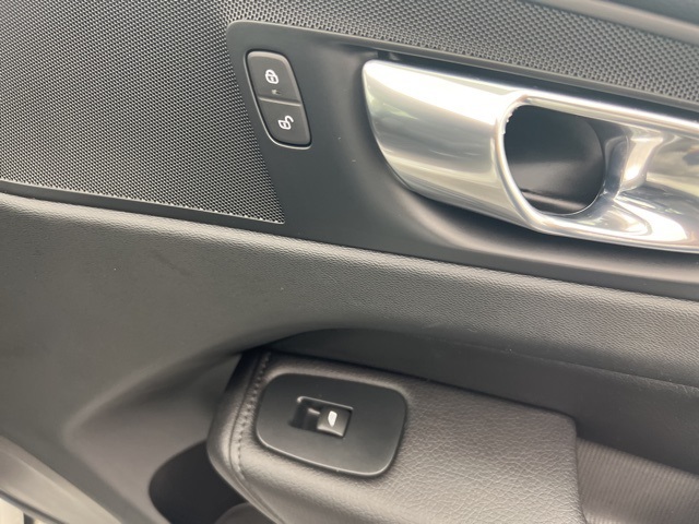 2022 Volvo XC60 B5 Momentum photo 24