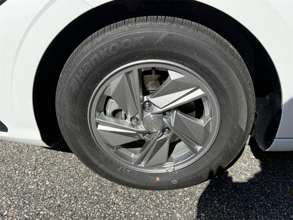 2026 Hyundai Elantra SE photo 4