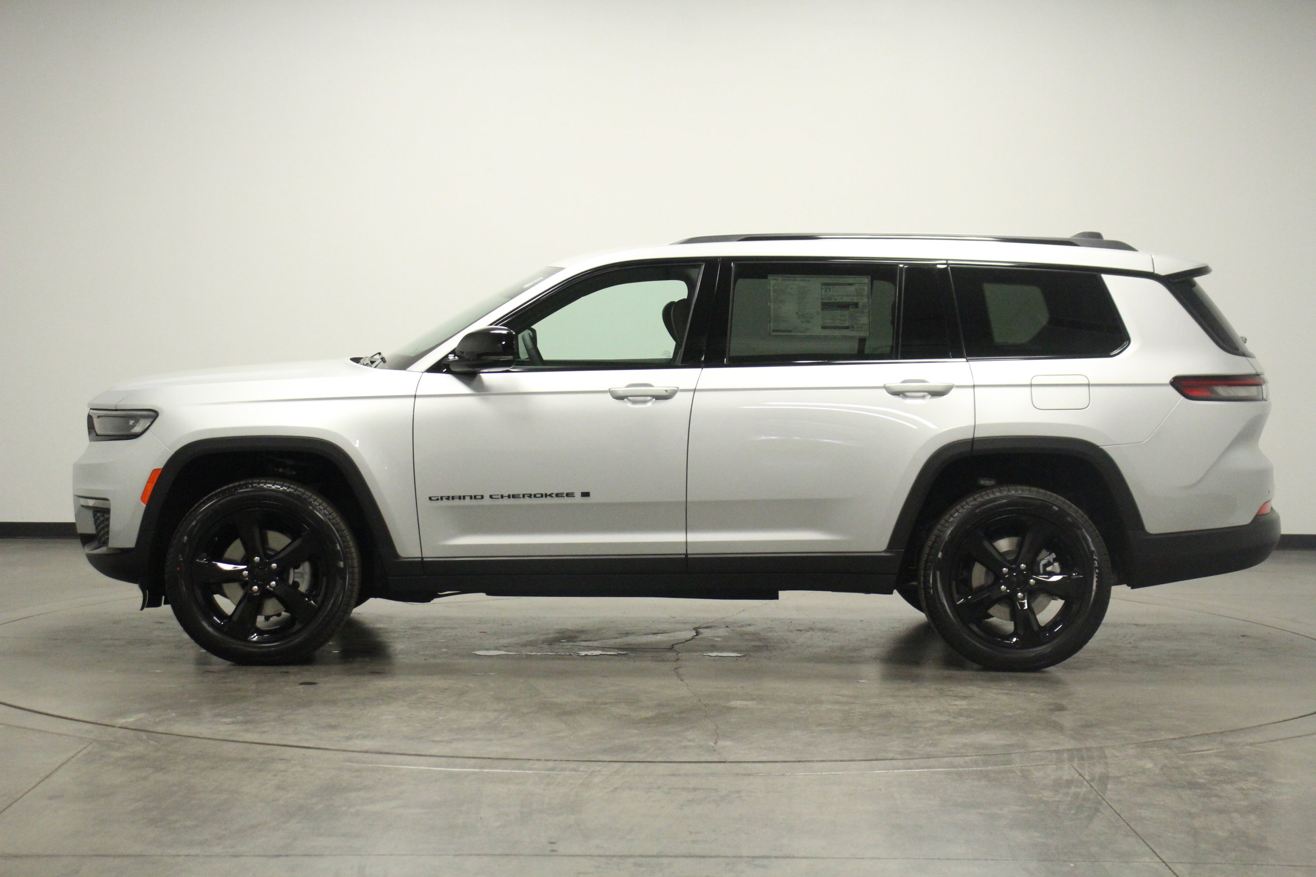 2025 Jeep Grand Cherokee Limited photo 2