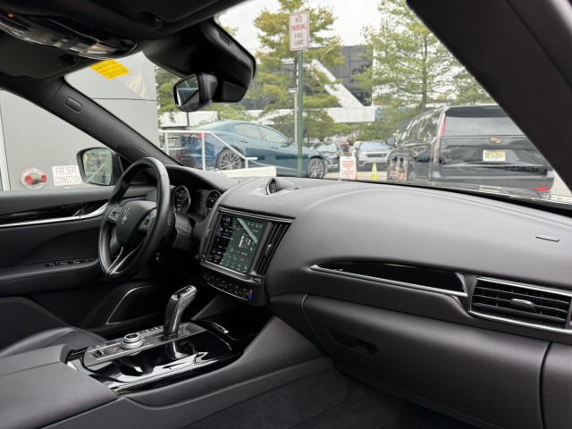 2022 Maserati Levante Modena photo 18