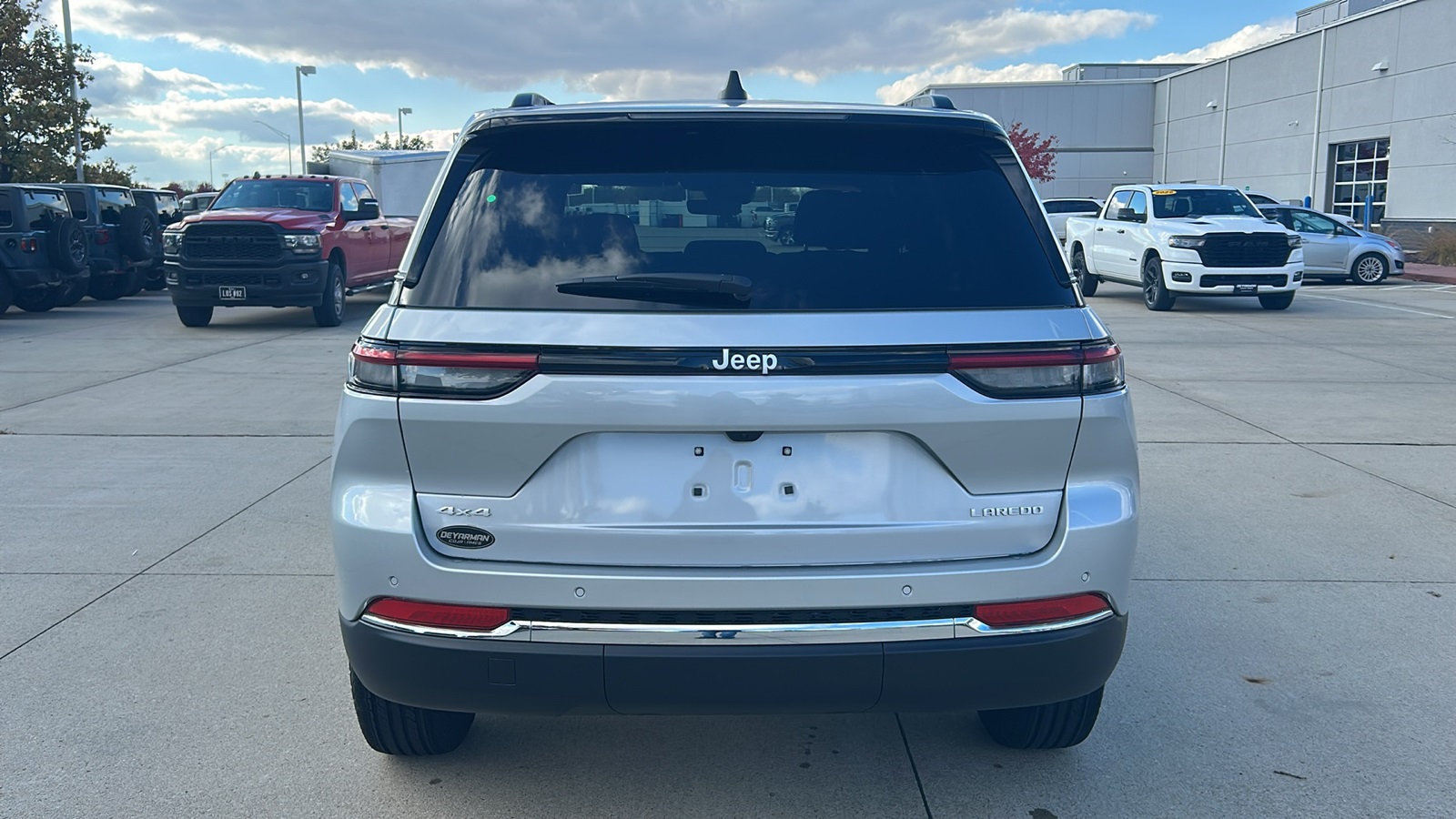 2025 Jeep Grand Cherokee Laredo photo 4