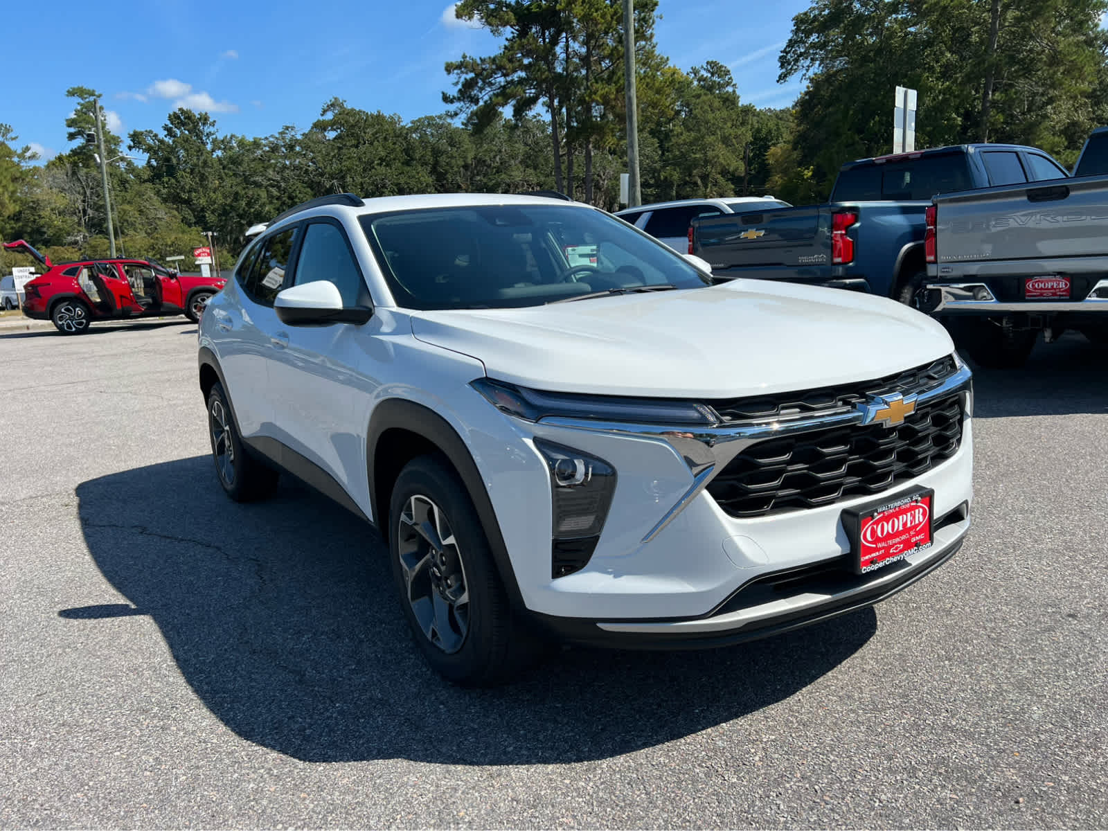 2025 Chevrolet Trax photo 2