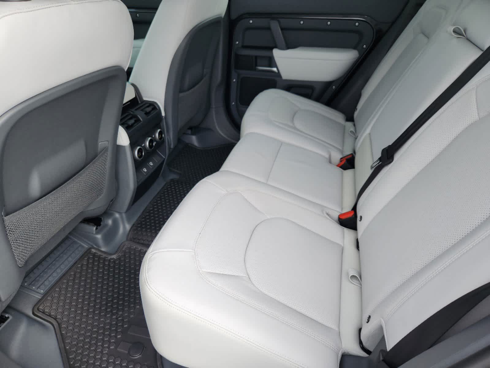 2025 Land Rover Defender 110 X-Dynamic SE photo 24