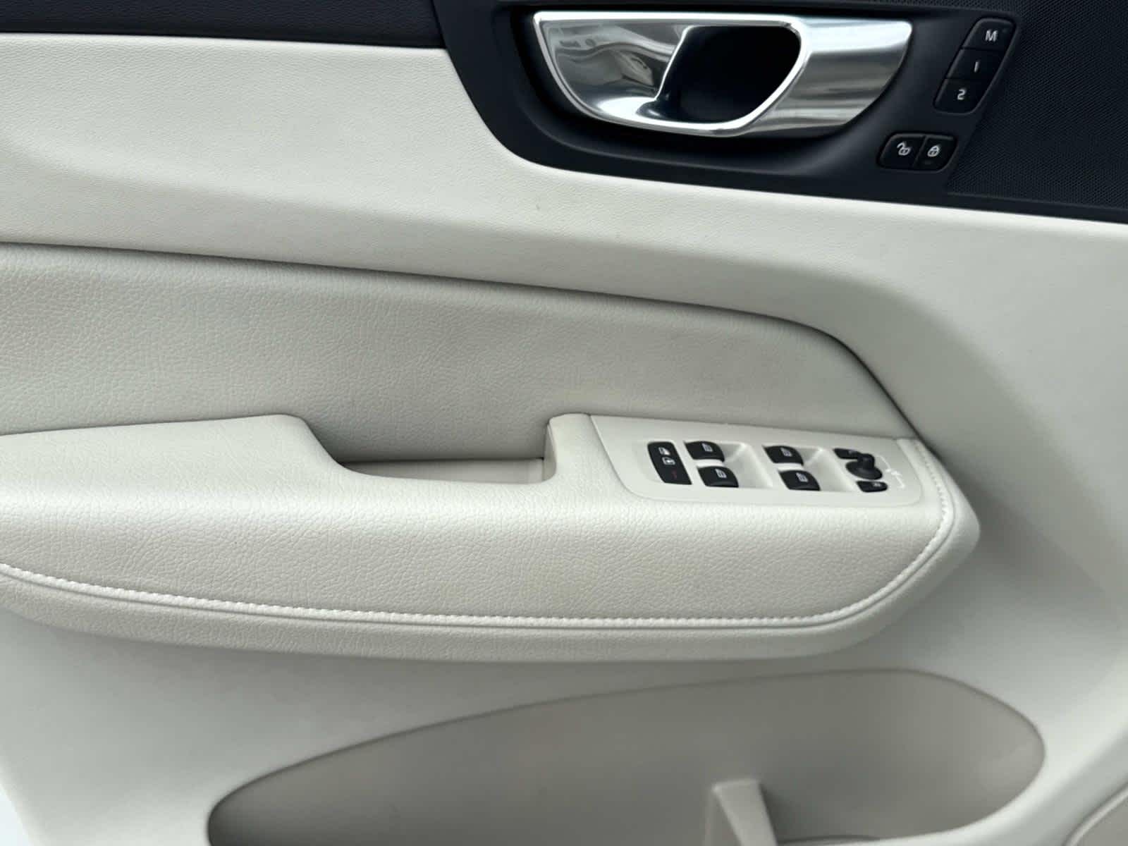 2022 Volvo XC60 Momentum photo 23