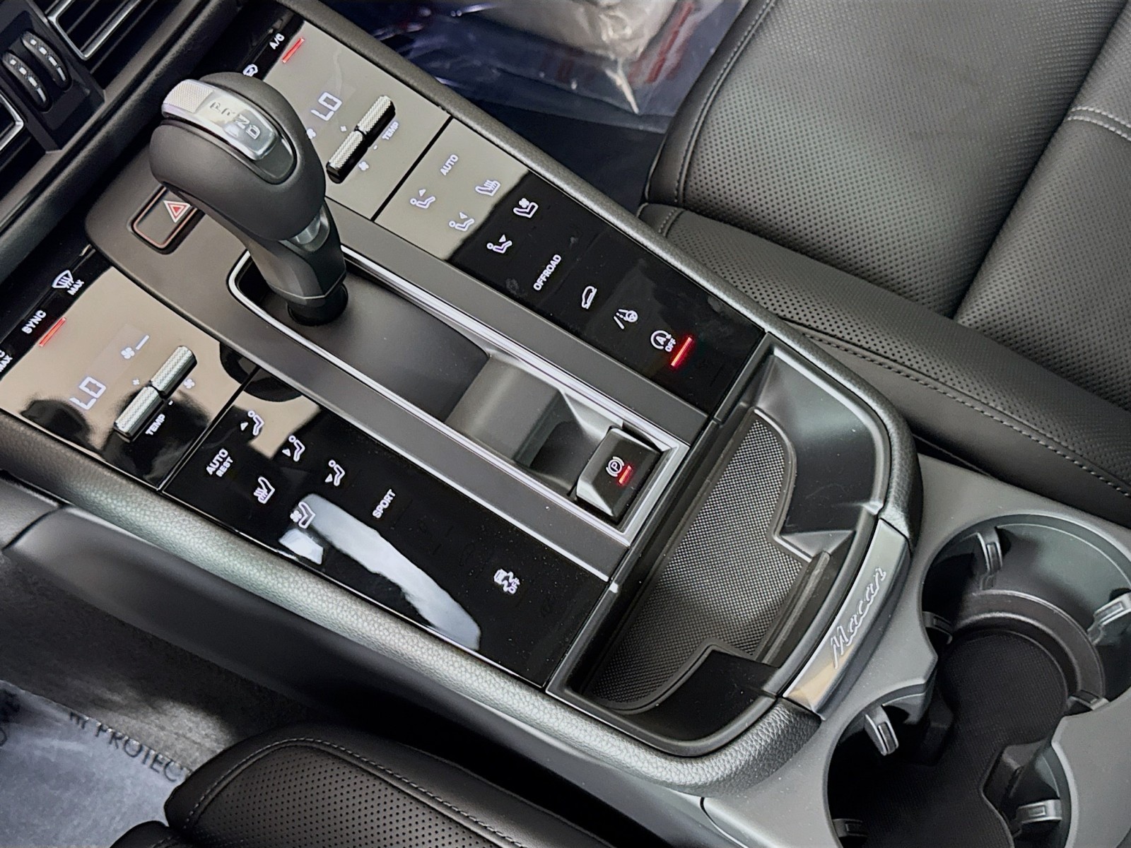2025 Porsche Macan T photo 16
