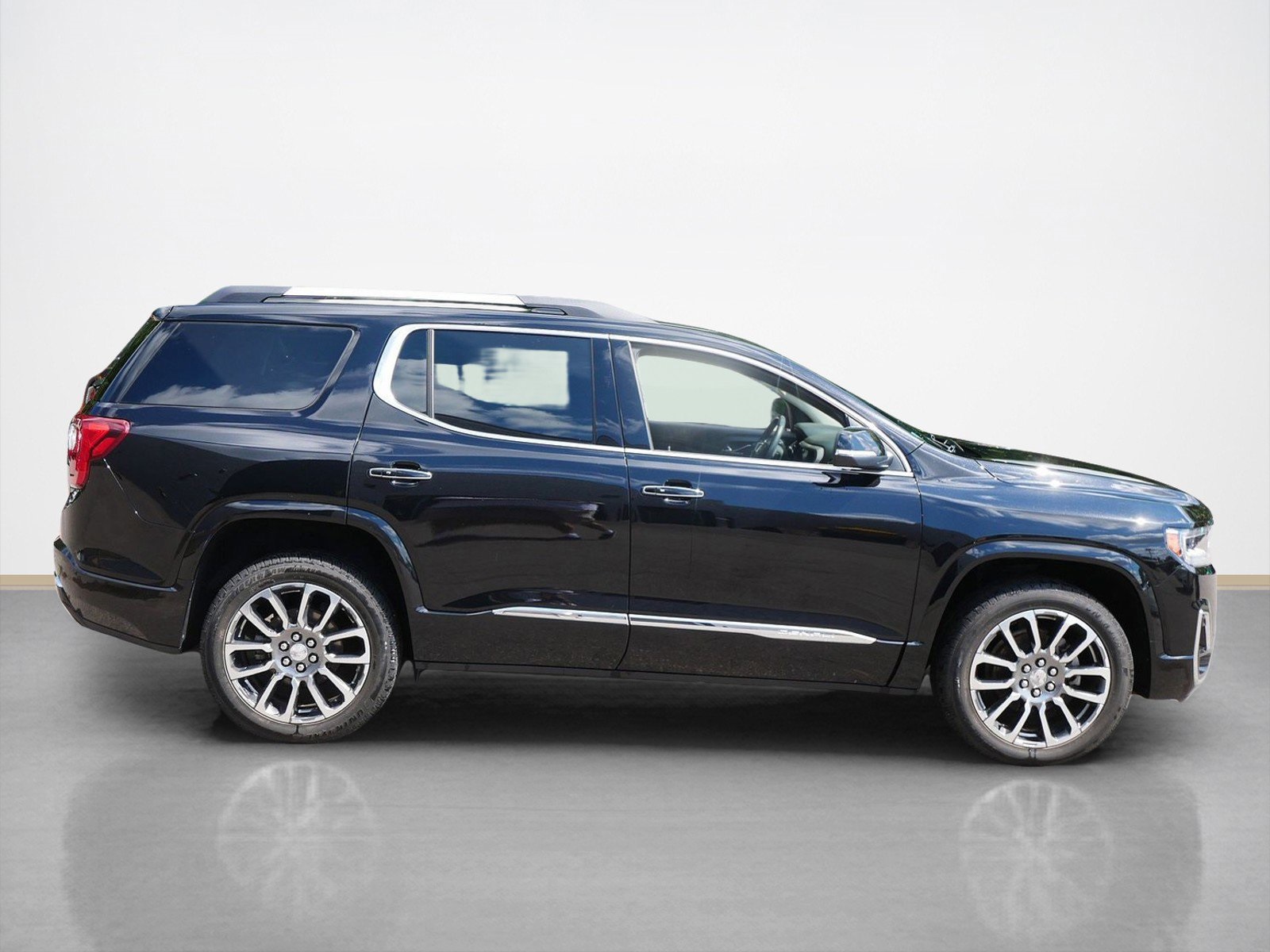 Used 2020 GMC Acadia Denali with VIN 1GKKNXLS8LZ115966 for sale in Maplewood, Minnesota