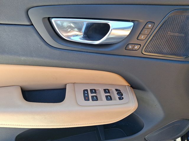 2022 Volvo XC60 B5 Inscription photo 4