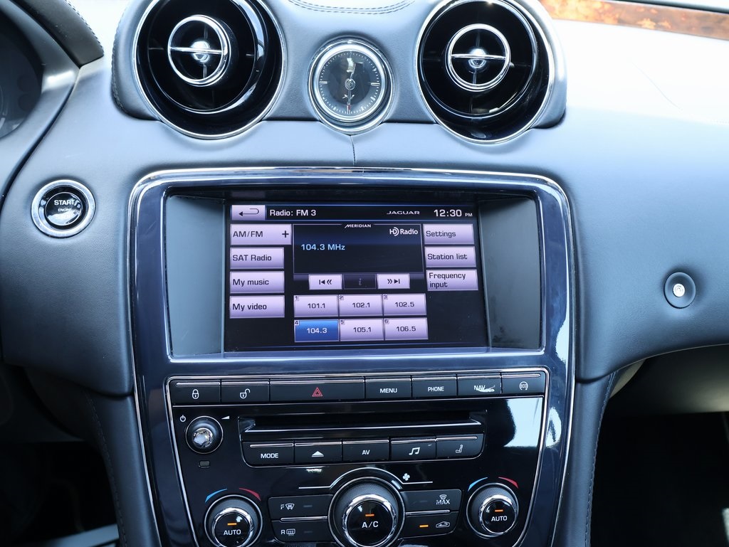 2014 Jaguar XJ Base photo 21