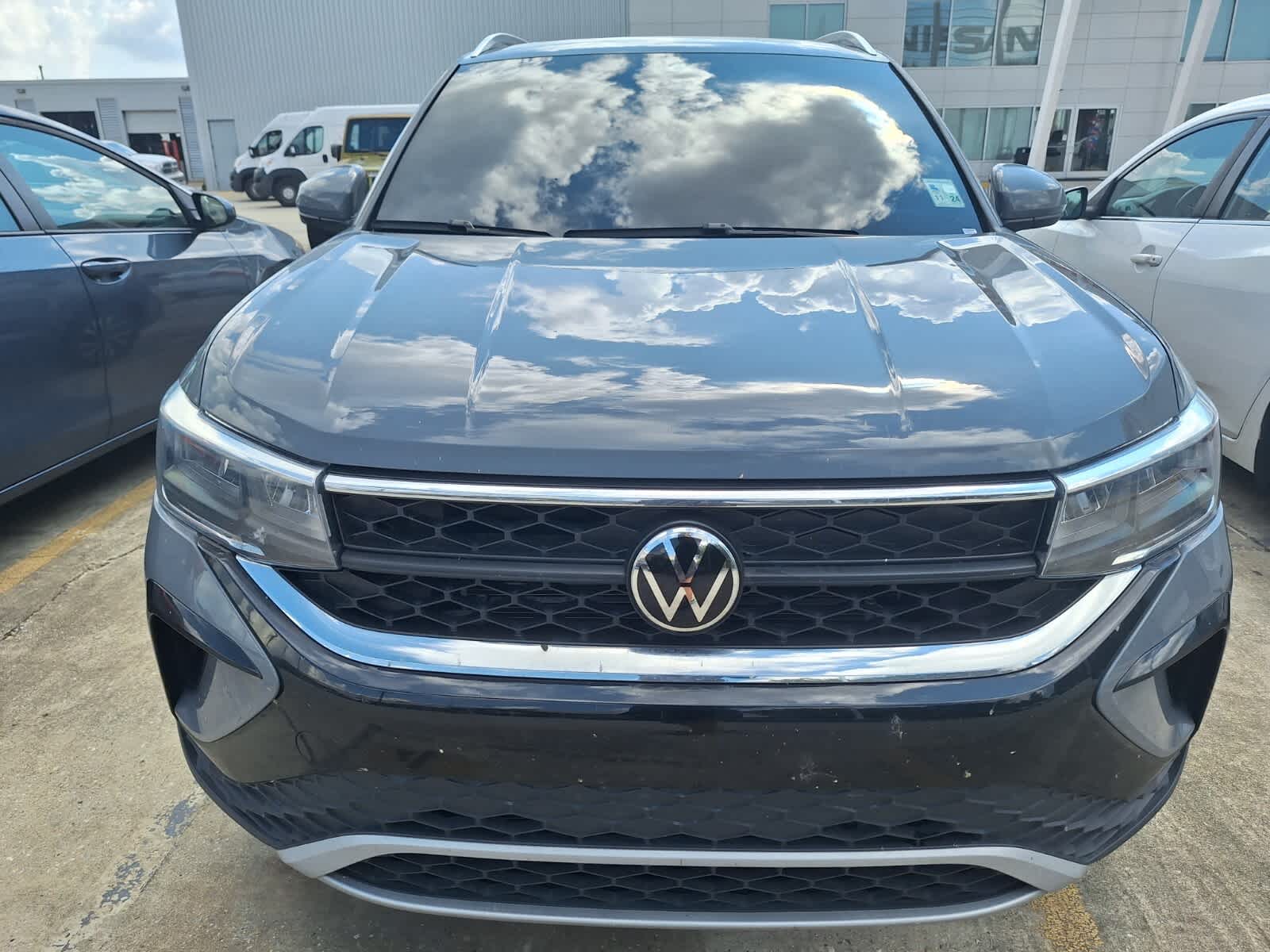 2023 Volkswagen Taos SE photo 2