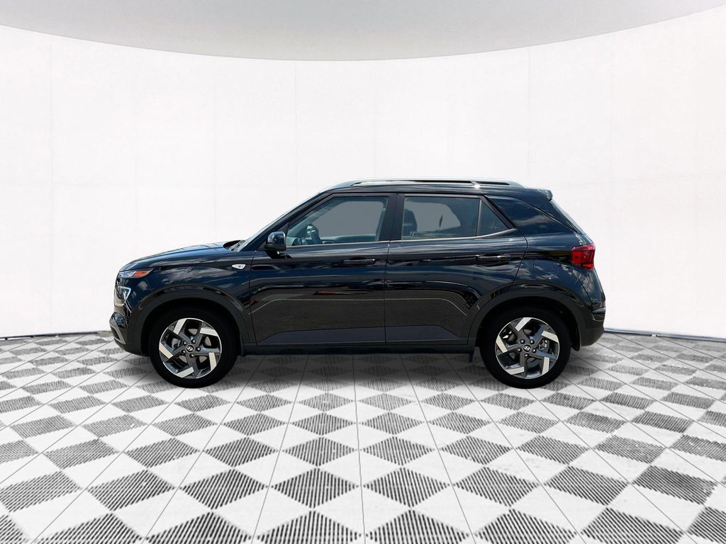 2025 Hyundai Venue SEL photo 2
