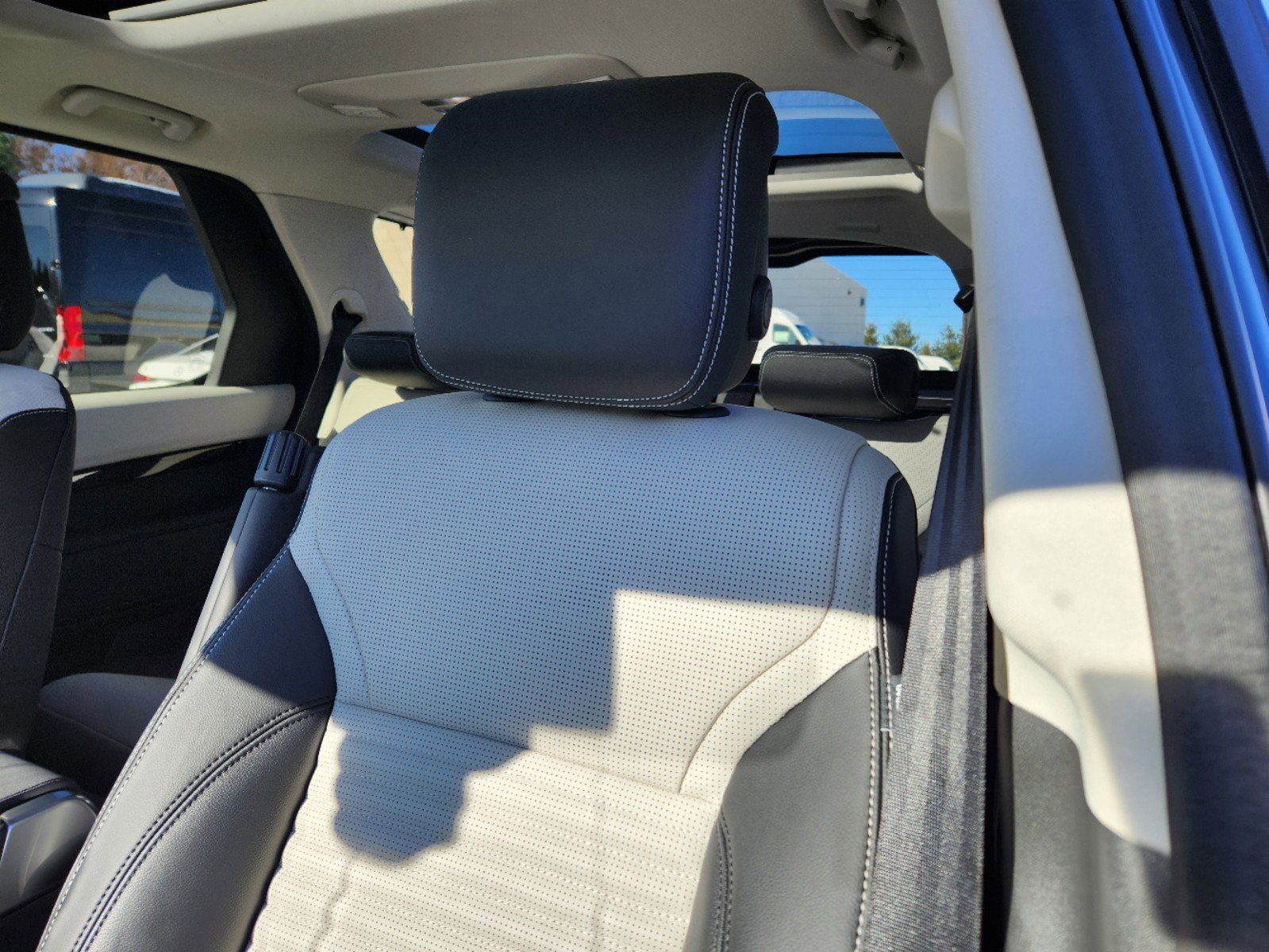 2025 Land Rover Discovery S photo 9