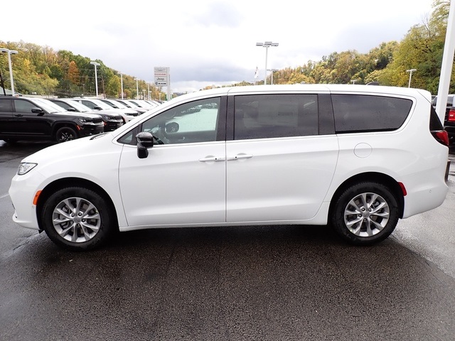 2025 Chrysler Pacifica photo 2