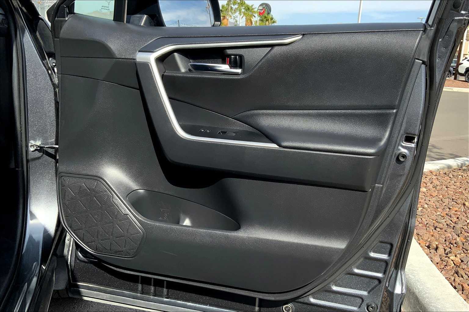 2021 Toyota RAV4 XLE photo 21