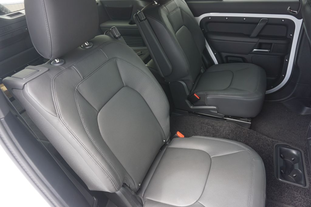2025 Land Rover Defender 130 X-Dynamic SE photo 26