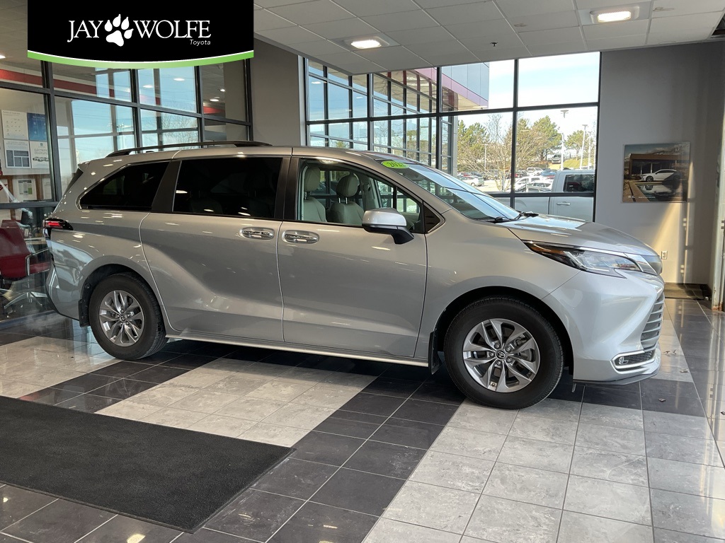2022 Toyota Sienna XLE's photo