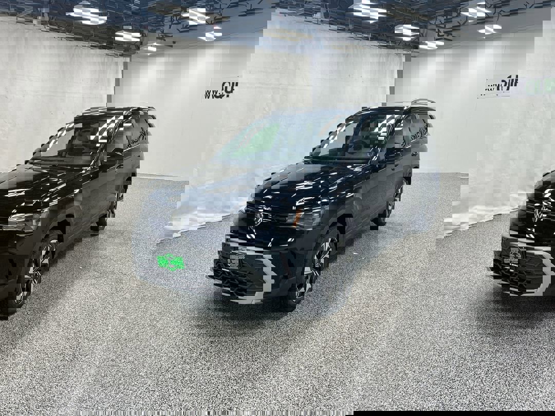 2025 Volkswagen Taos SE photo 2