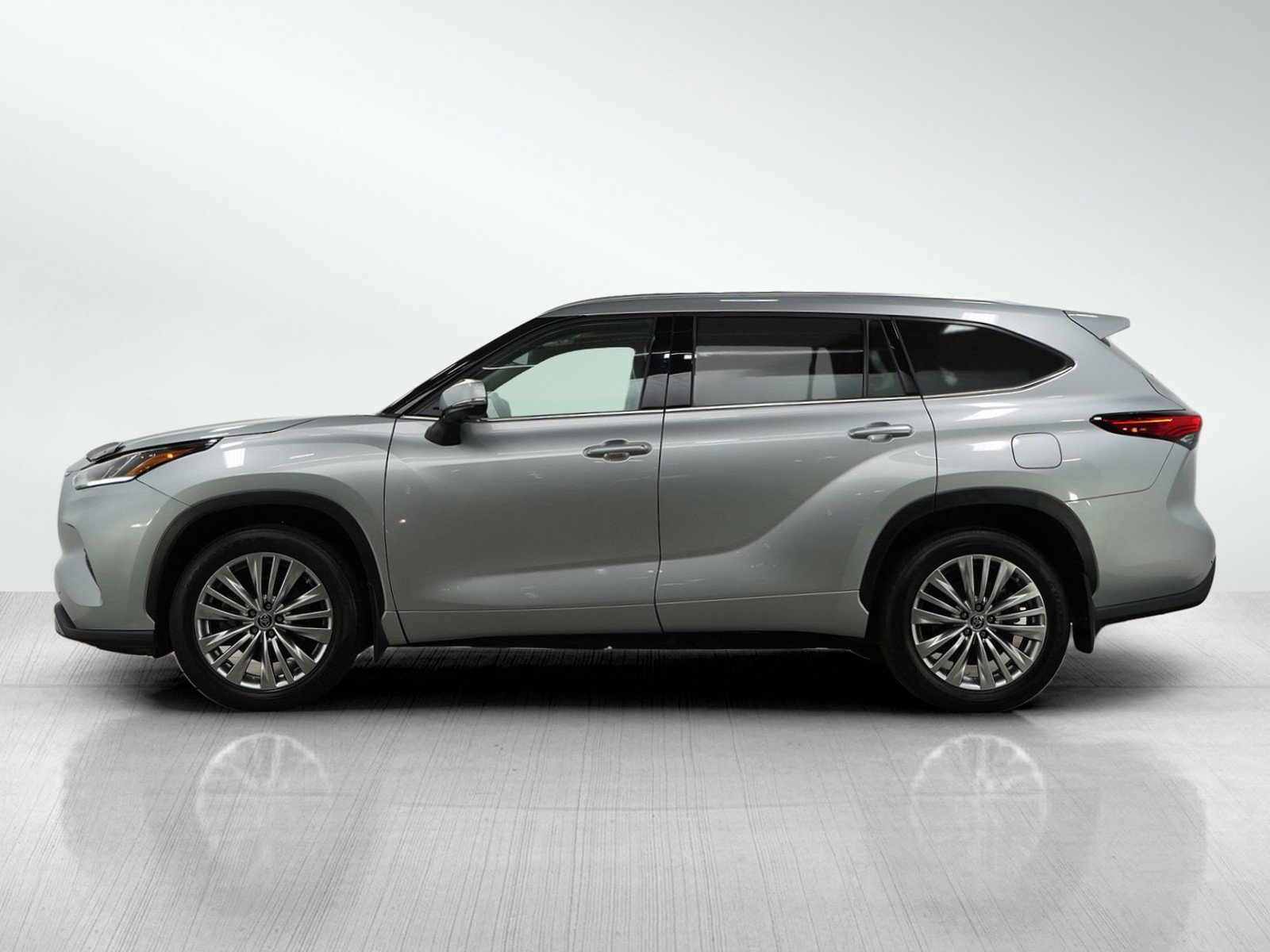 Used 2023 Toyota Highlander Limited with VIN 5TDKDRBH5PS515300 for sale in Minneapolis, Minnesota