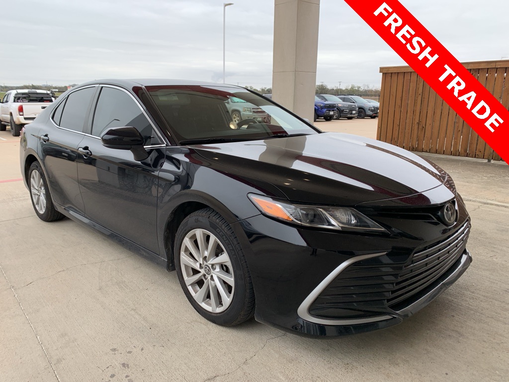 2022 Toyota Camry LE's photo