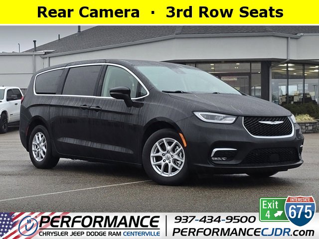 2023 Chrysler Pacifica Touring L's photo