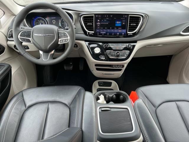2024 Chrysler Pacifica Touring L photo 3