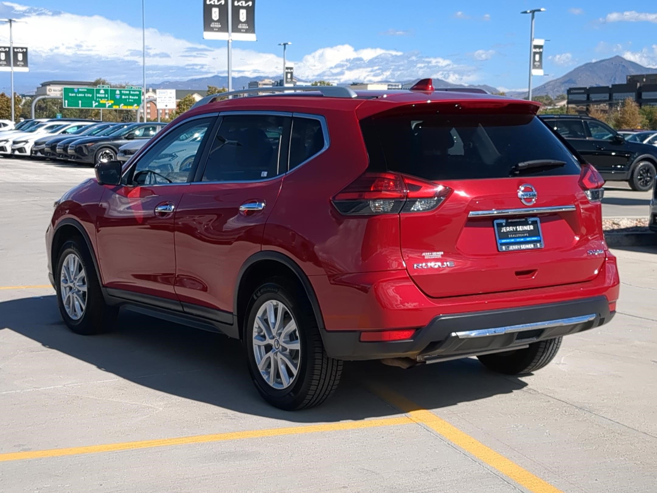 2017 Nissan Rogue SV photo 3