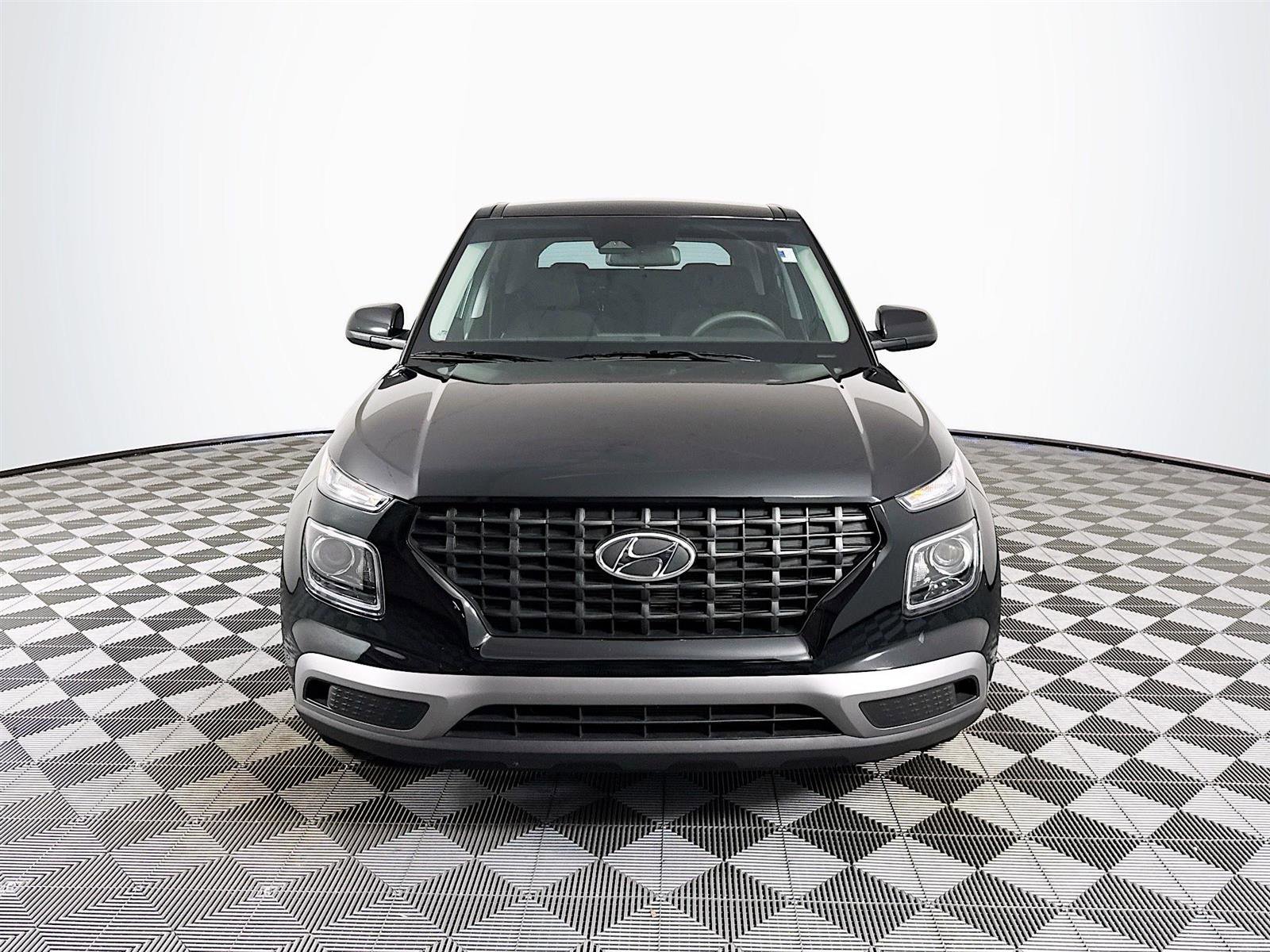 2025 Hyundai Venue SE photo 2