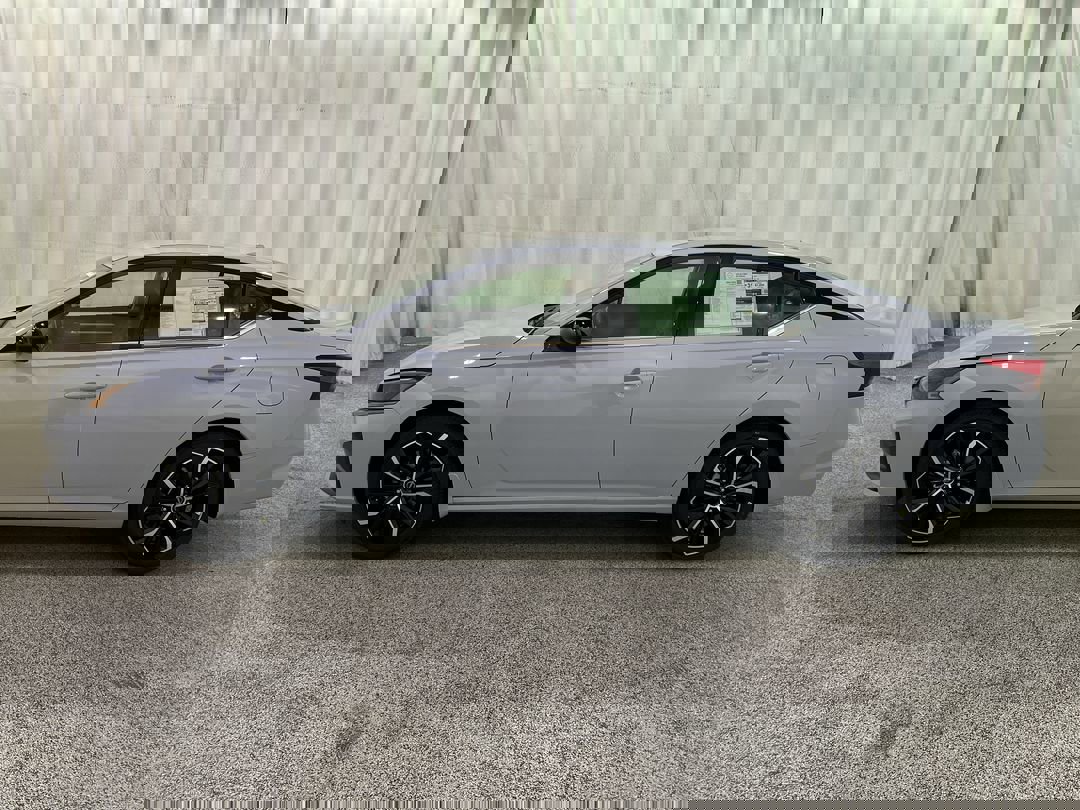 2025 Nissan Altima SR photo 4