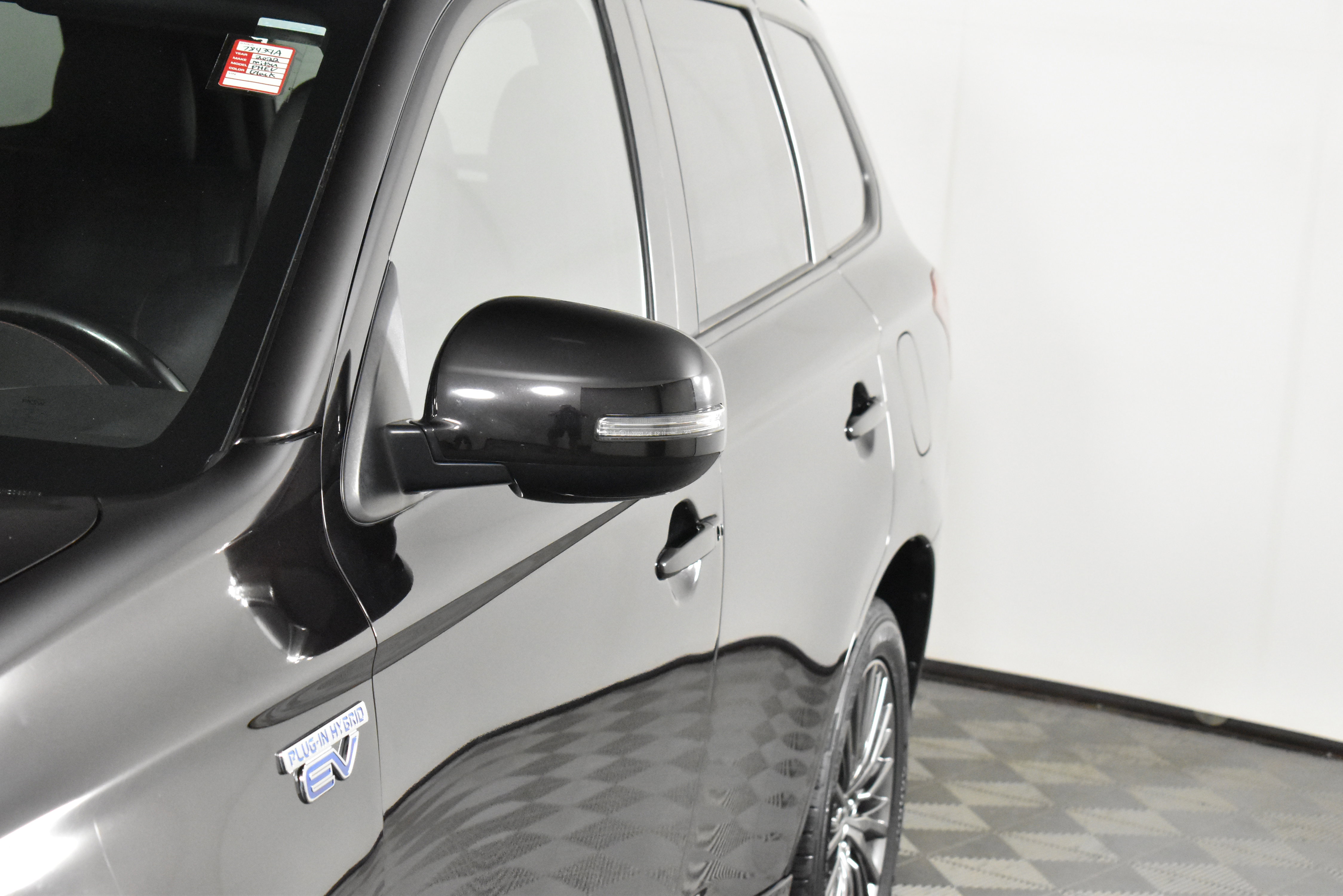 2022 Mitsubishi Outlander PHEV LE photo 2