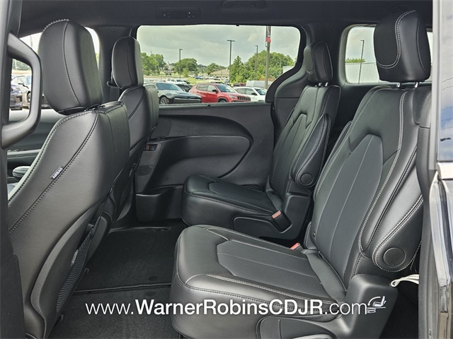 2025 Chrysler Pacifica photo 3