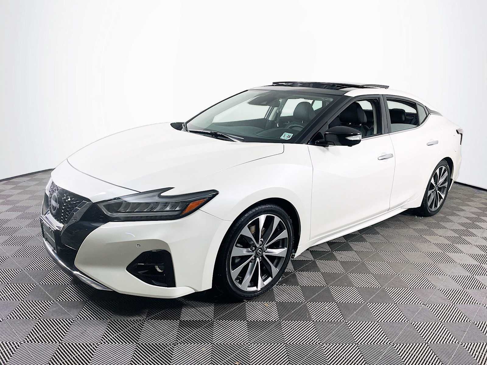 2023 Nissan Maxima Platinum's photo